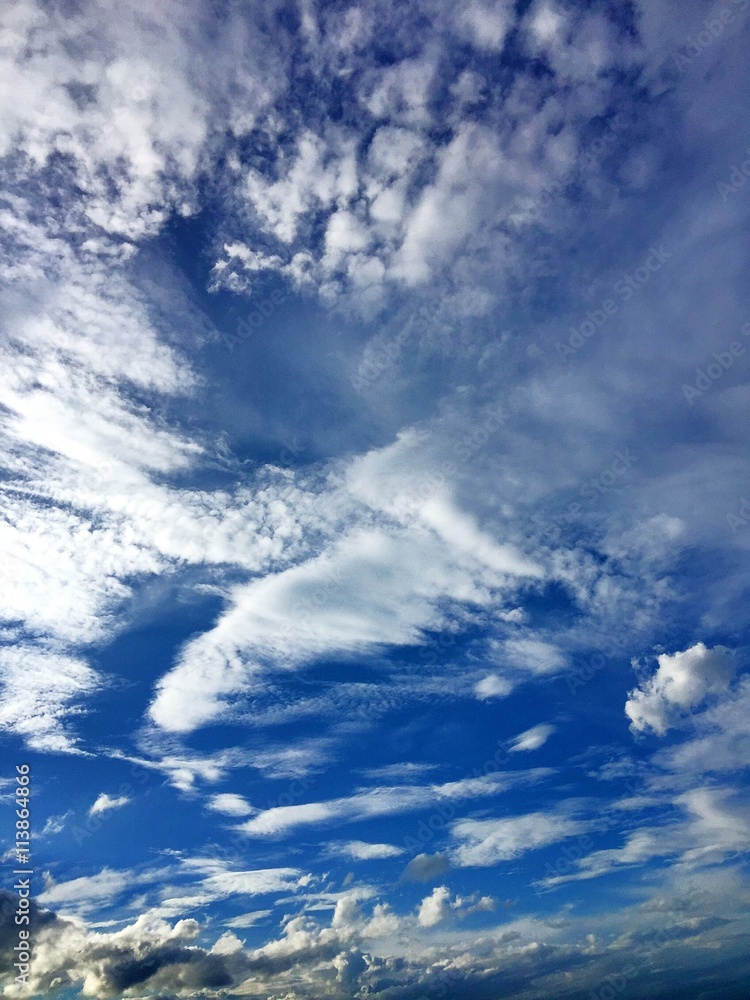 Obraz premium deep blue sky with fluffy clouds