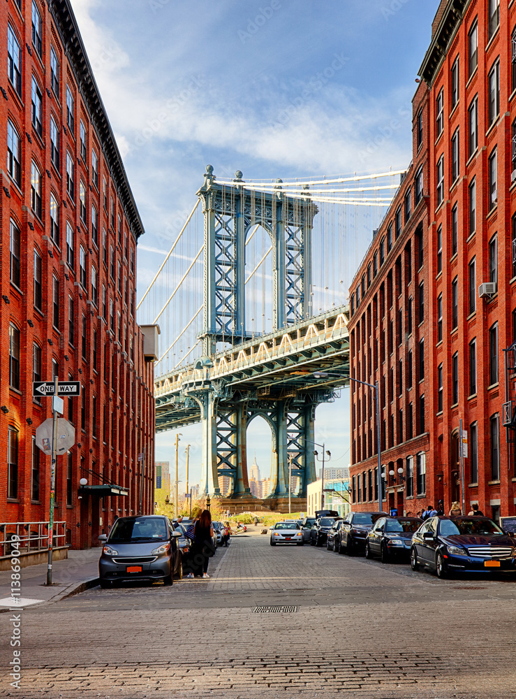 Naklejka premium Manhattan Bridge z alei na Brooklynie w Nowym Jorku