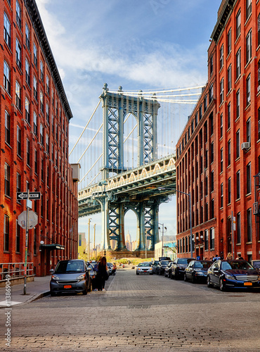 Manhattan Bridge from an alley in Brooklyn, New York © TTstudio