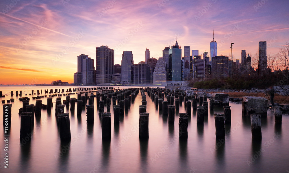 Manhattan skyilne, New York City at sunset.