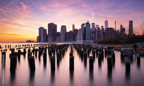 Manhattan skyilne, New York City at sunset.