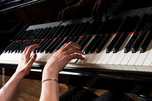 Photos Mani di pianista sulla tastiera del pianoforte durante un’esecuzione