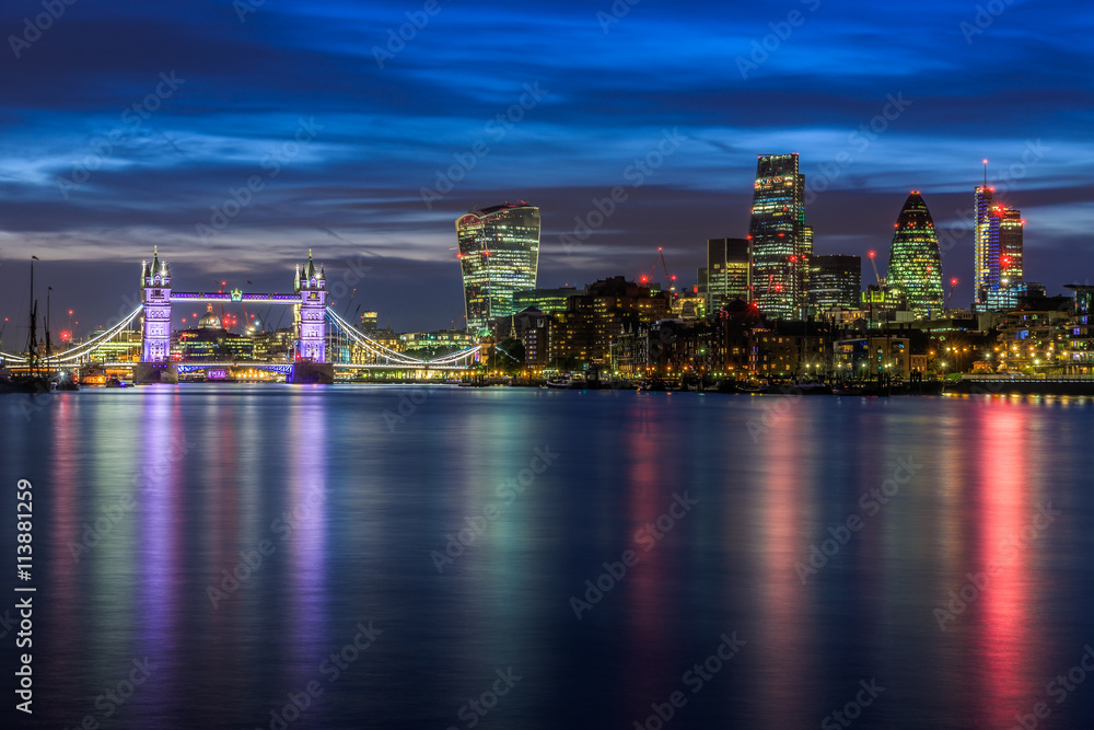 Obraz premium Panoramic view of illuminated London cityscape at sunset