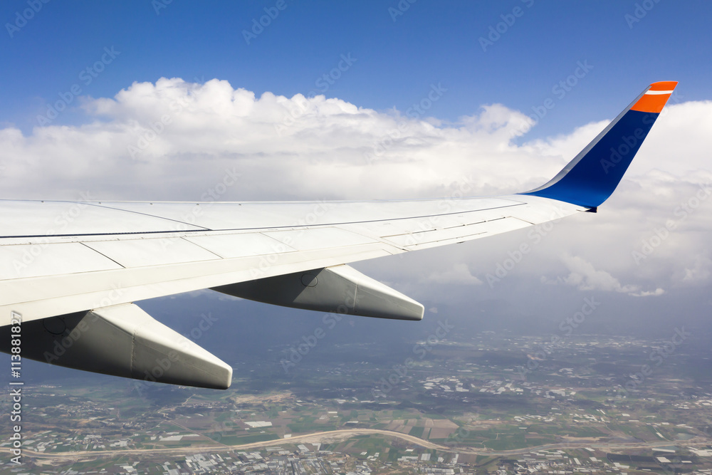 Fototapeta premium airplane wing above the city