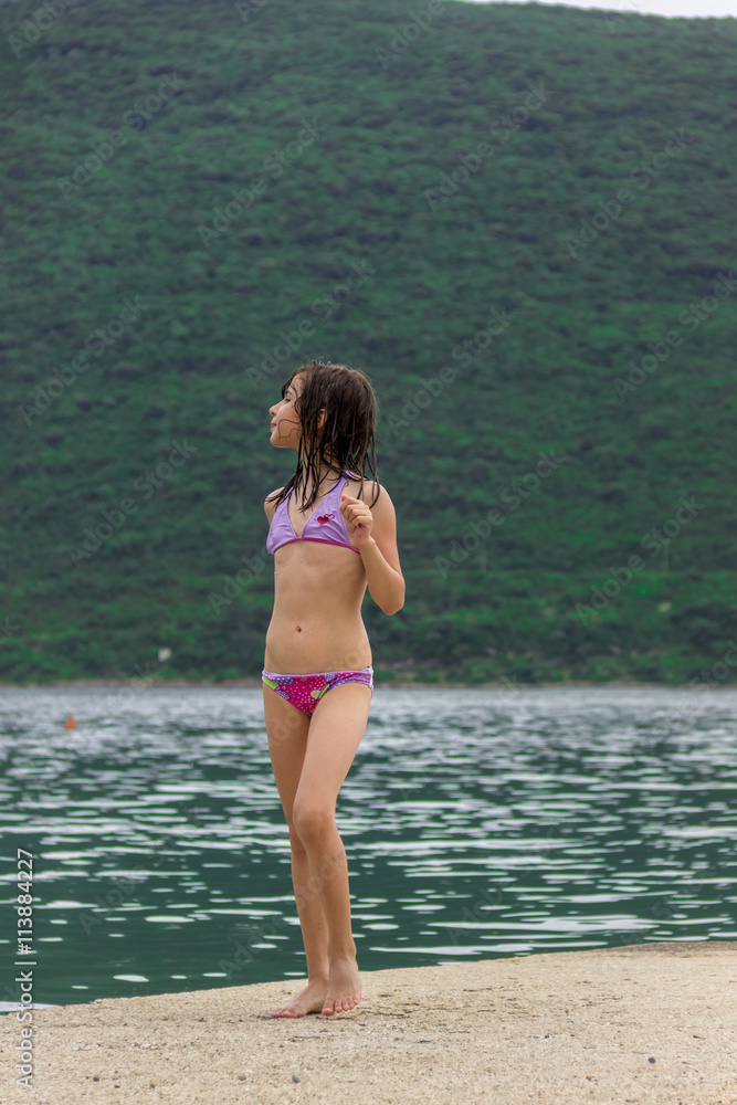 Юная девочка танцует и занимается акробатикой на побережье. Черногория, 2016