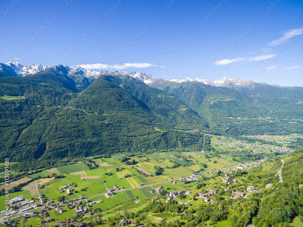 Vista aerea della Valtellina da Teglio (IT)