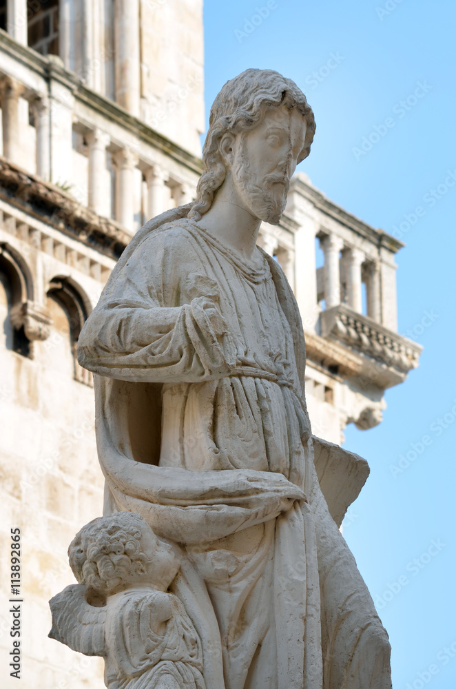 Trogir, Statue