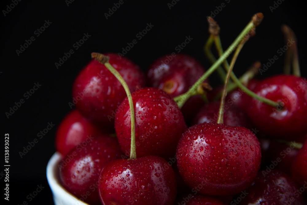 Obraz premium Cherry with water drops.