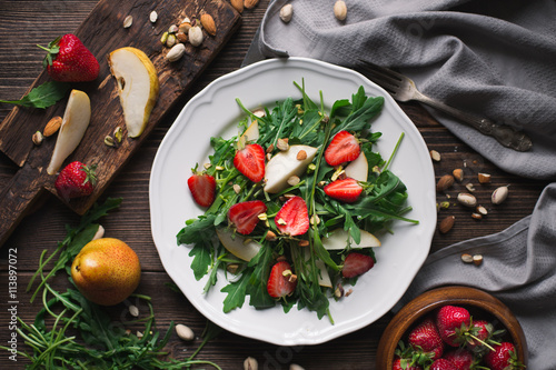  Salad with strawberry, arugula and pear