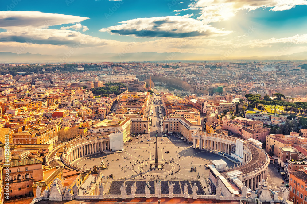 Naklejka premium Plac Świętego Piotra w Watykanie i widok z lotu ptaka na Rzym