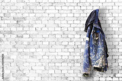 Arbeitsjacke auf Ziegelwand