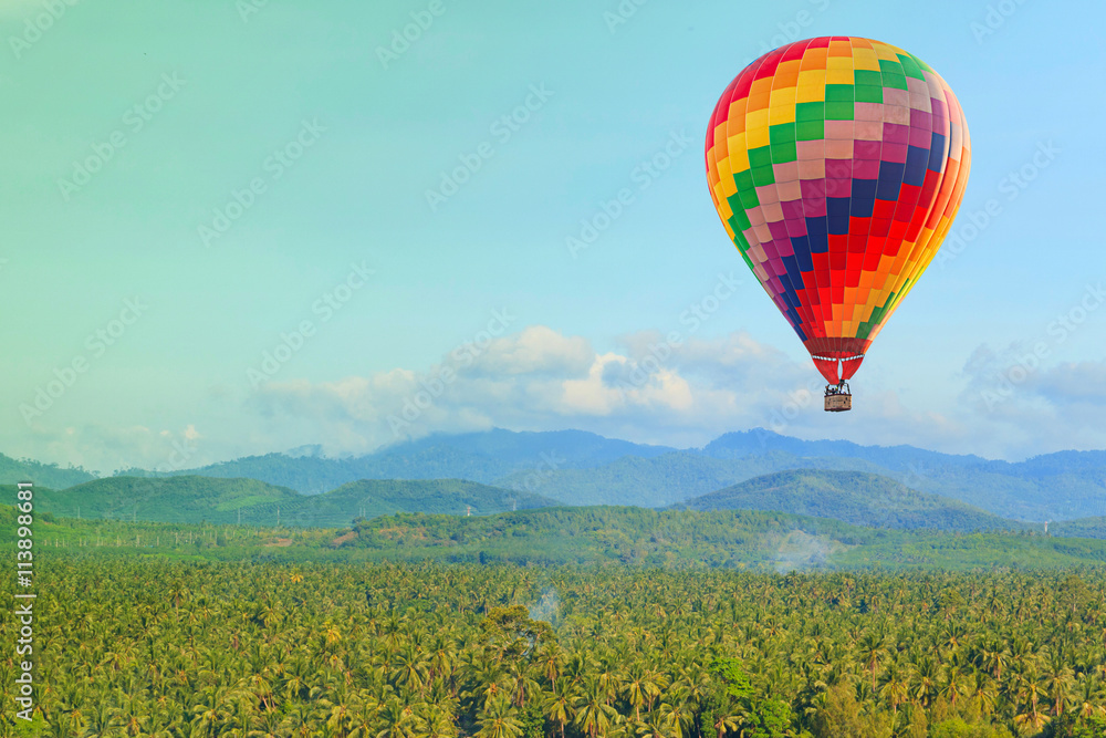 Fototapeta premium Hot air balloon on blue sky