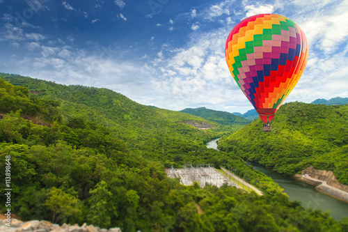 Hot air balloon on blue sky © Naypong Studio