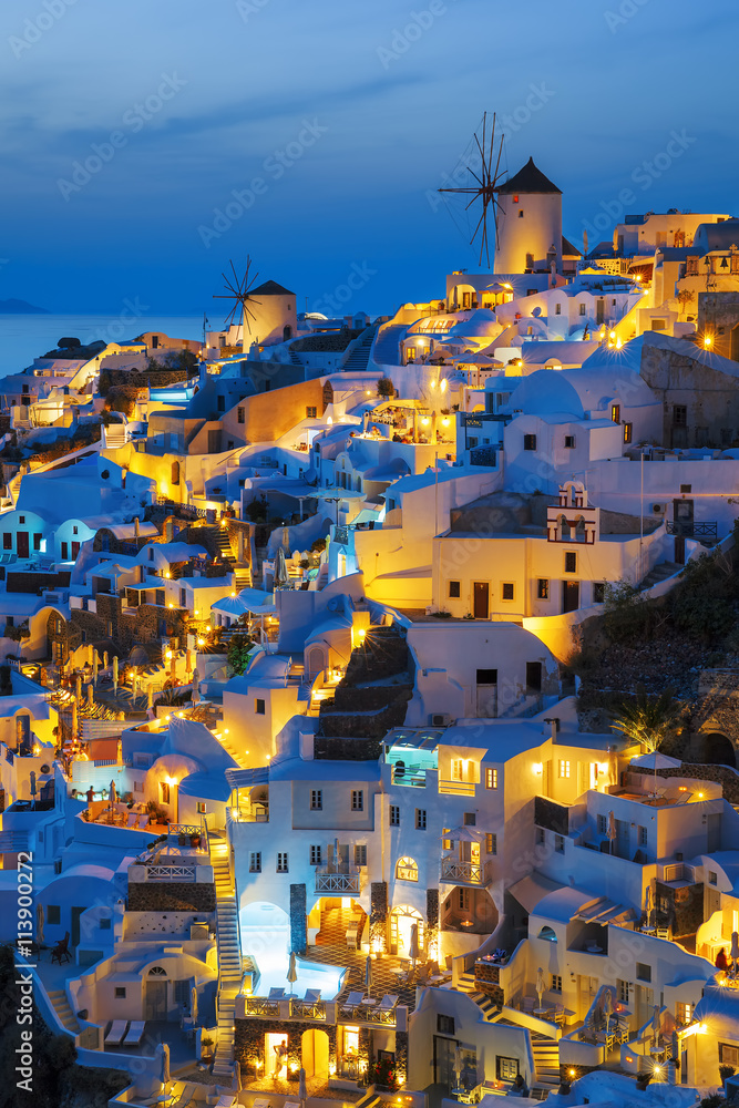 Obraz premium Lights of Oia village at night