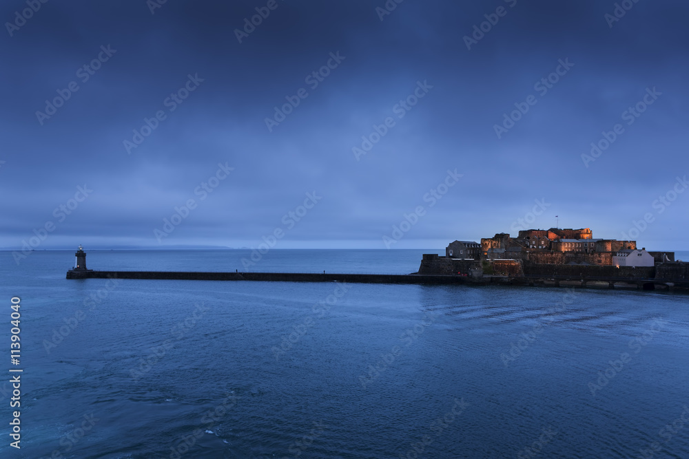 Cornet Castle auf der Kanalinsel Guernsey bei Nacht