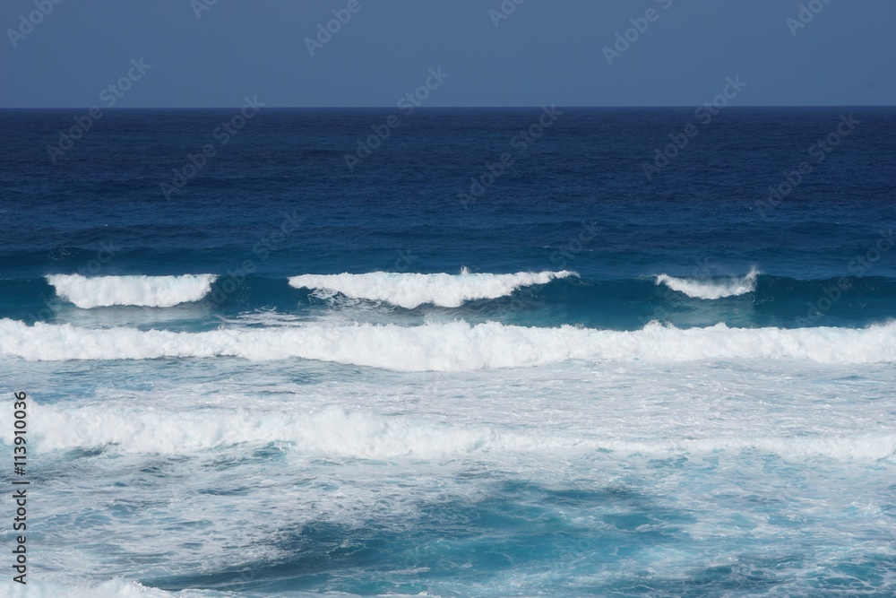 Hintergrund: Strudel und Wellen im türkisen Meerwasser 