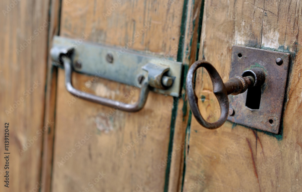 grosse clef dans serrure d'une porte en bois grosse clef dans serrure d'une porte en bois
