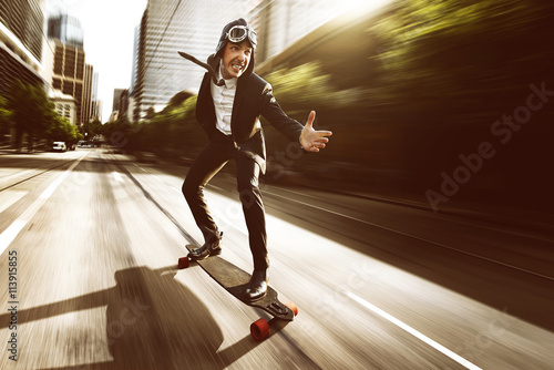 Tableau sur toile Geschäftsmann auf Skateboard