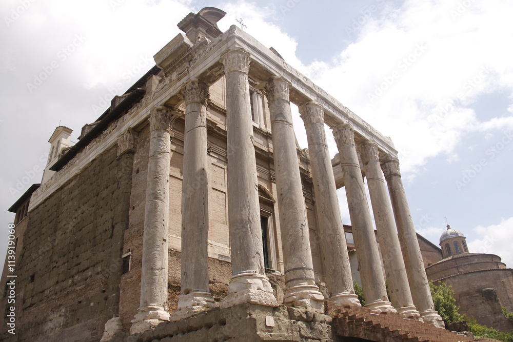 Temple d'Antonin et Faustine à Rome, Italie
