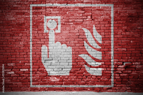 Brandschutzzeichen Brandmelder Ziegelsteinmauer Graffiti