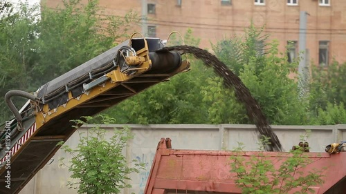 Repair of asphalt roads, machine for removing asphalt pavement roads
