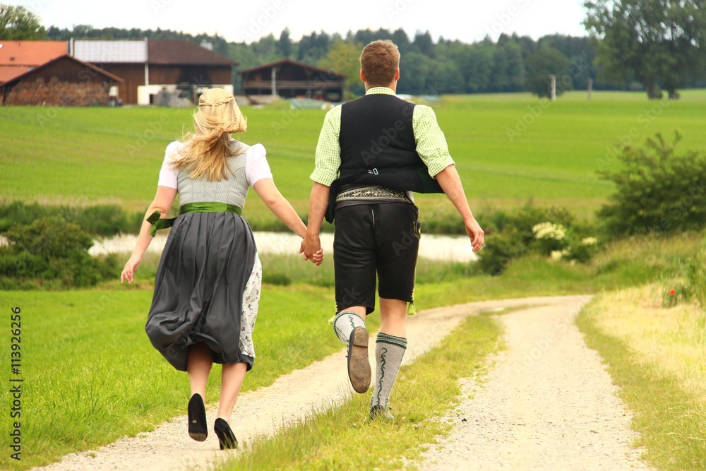 mädel und bursche auf feldweg laufend II mädel und bursche auf feldweg laufend II