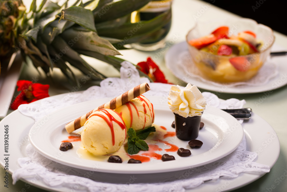 Eis auf einem Teller, Vanilleeis, Sahne und Obstsalat Stock-Foto ...