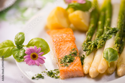 Seelachsfilet mit grünem Spargel