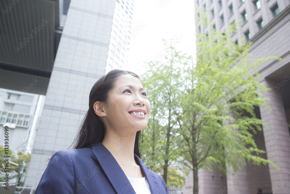 笑顔の女性 屋外ビジネス 笑顔の女性 屋外ビジネス