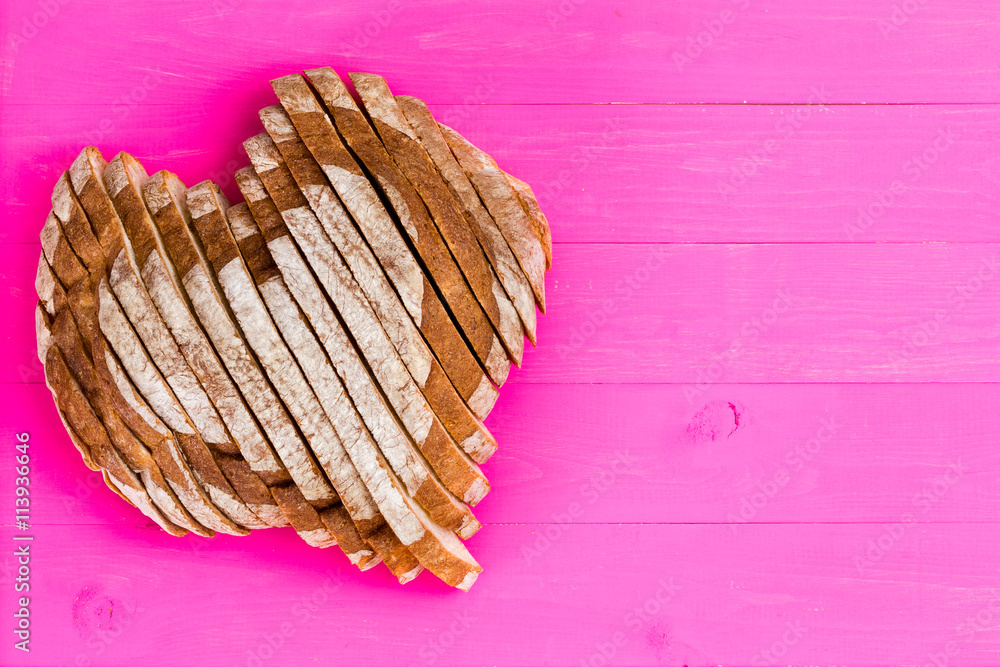 Heart shaped sliced bread on pink background Stock-Foto | Adobe Stock