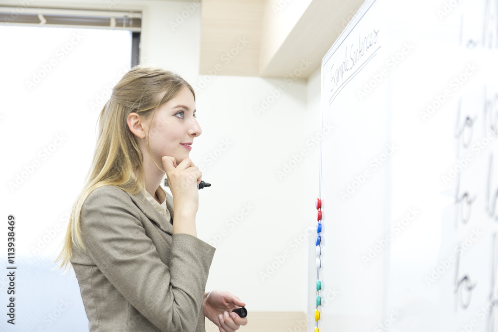 考える外国人女性 考える外国人女性