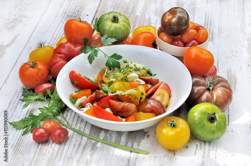 assiette de différentes variétés de tomates sur  une table