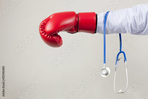 Foto Doctor wearing boxing gloves in white background