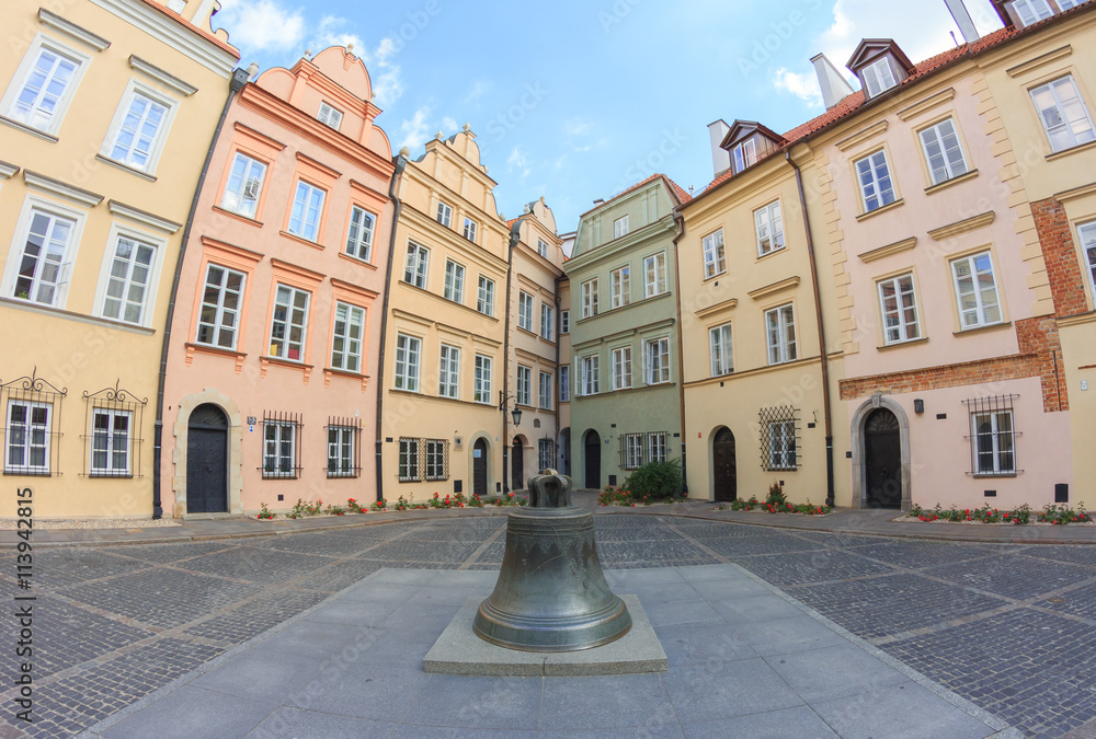 Naklejka premium Warszawa, trójboczny plac przy ulicy Kanoniej. W rogu znajduje się najwęższa kamienica na warszawskim Starym Mieście. Ma 2m szerokości i jest też najwęższą w Europie
