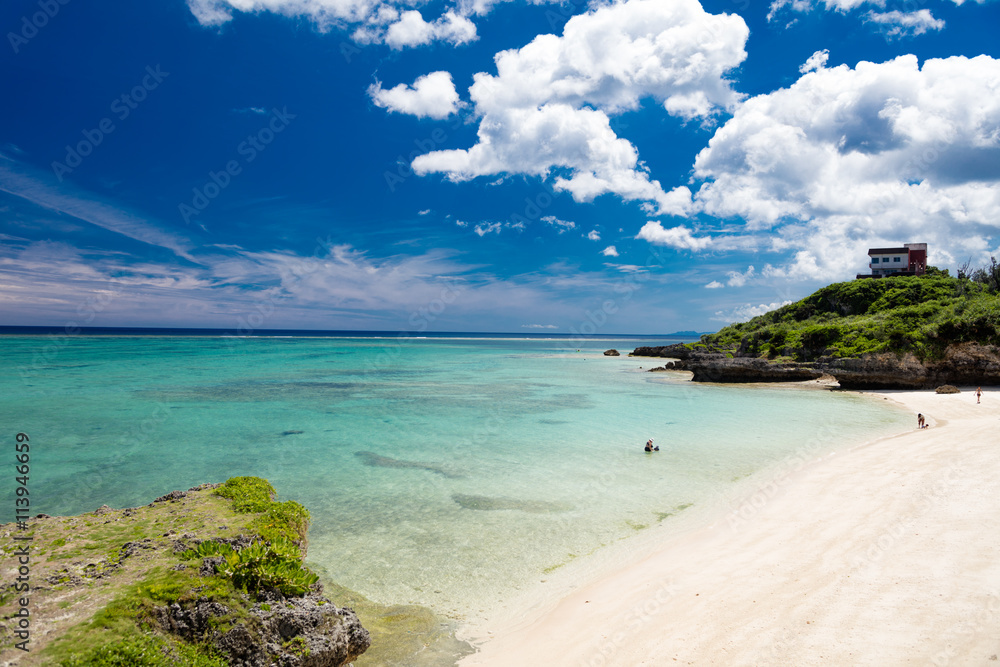 Fototapeta premium 綺麗な沖縄のビーチ