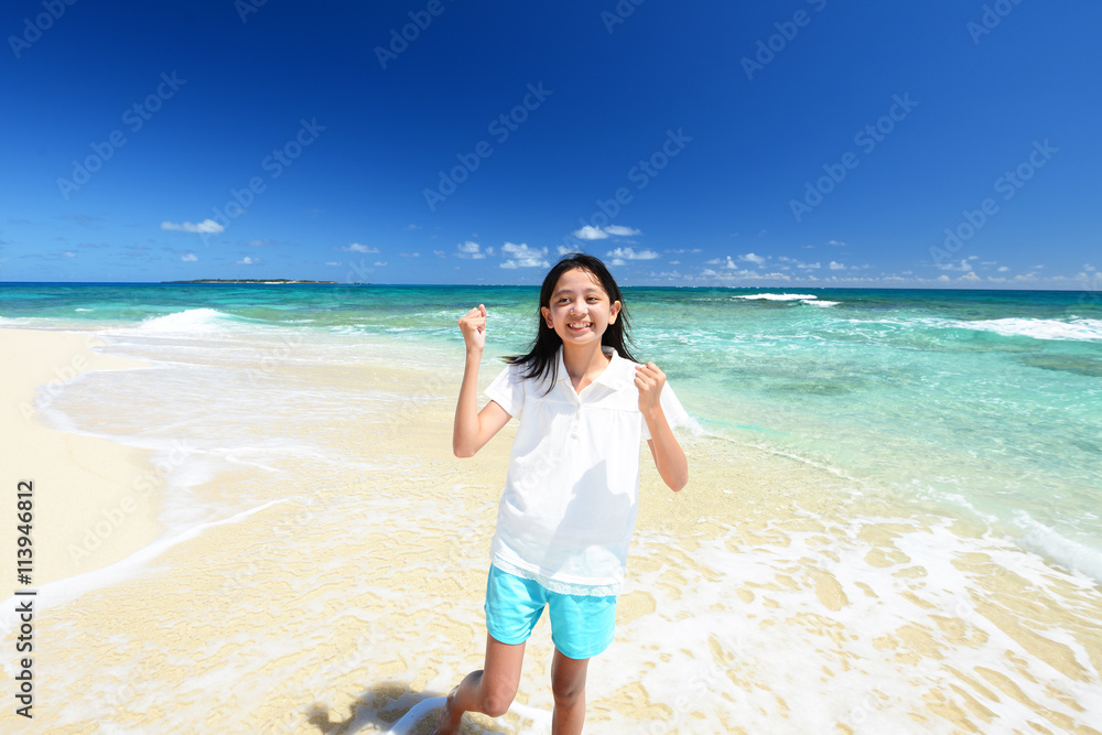 海辺で寛ぐ笑顔の女の子