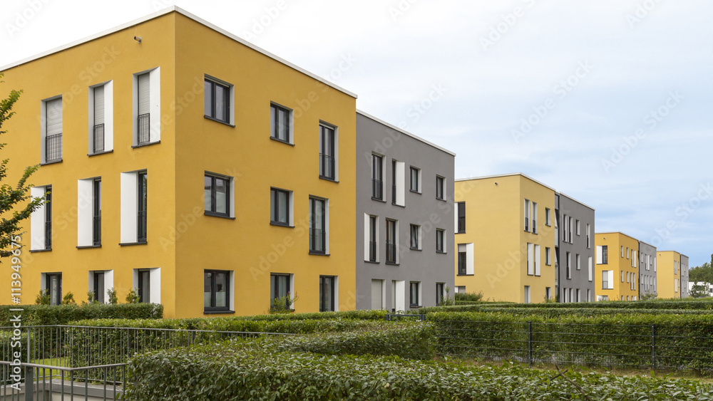 Moderne Häuser, Neubau, Siedlung absteigend, in Reihe Moderne Häuser, Neubau, Siedlung absteigend, in Reihe