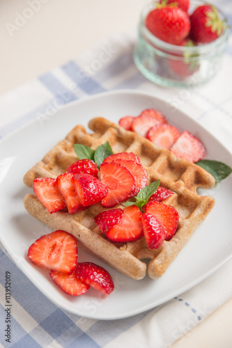 Belgische Waffeln mit frischen Erdbeeren 