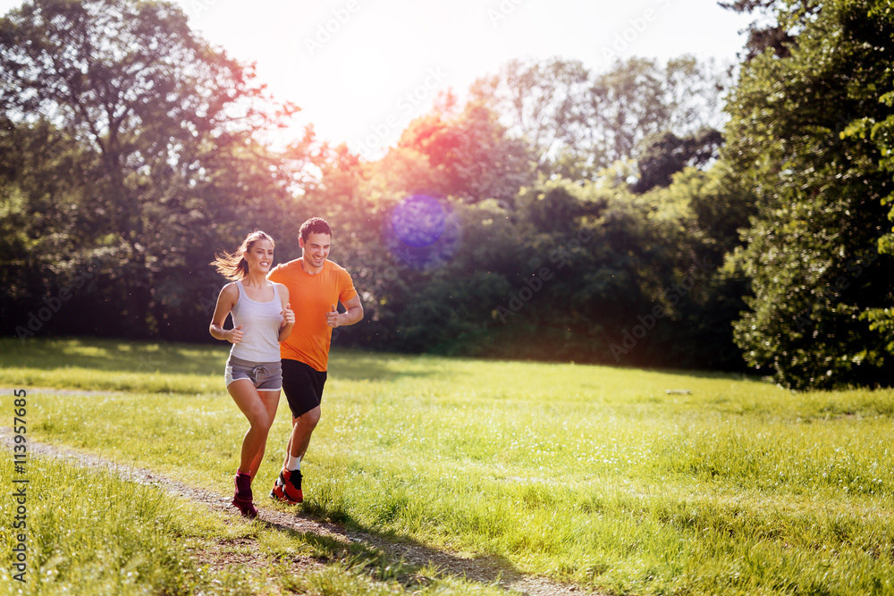 © NDABCREATIVITY - Beautiful couple jogging in nature