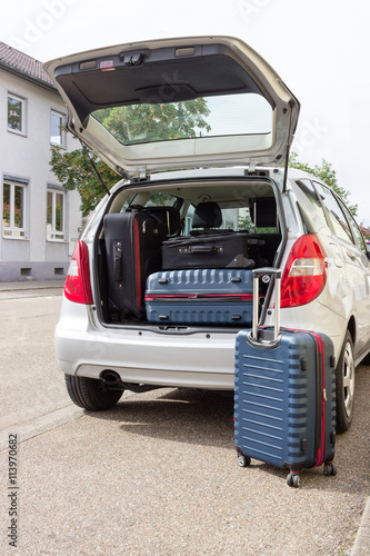 Auto mit Koffer überladen oder beladen