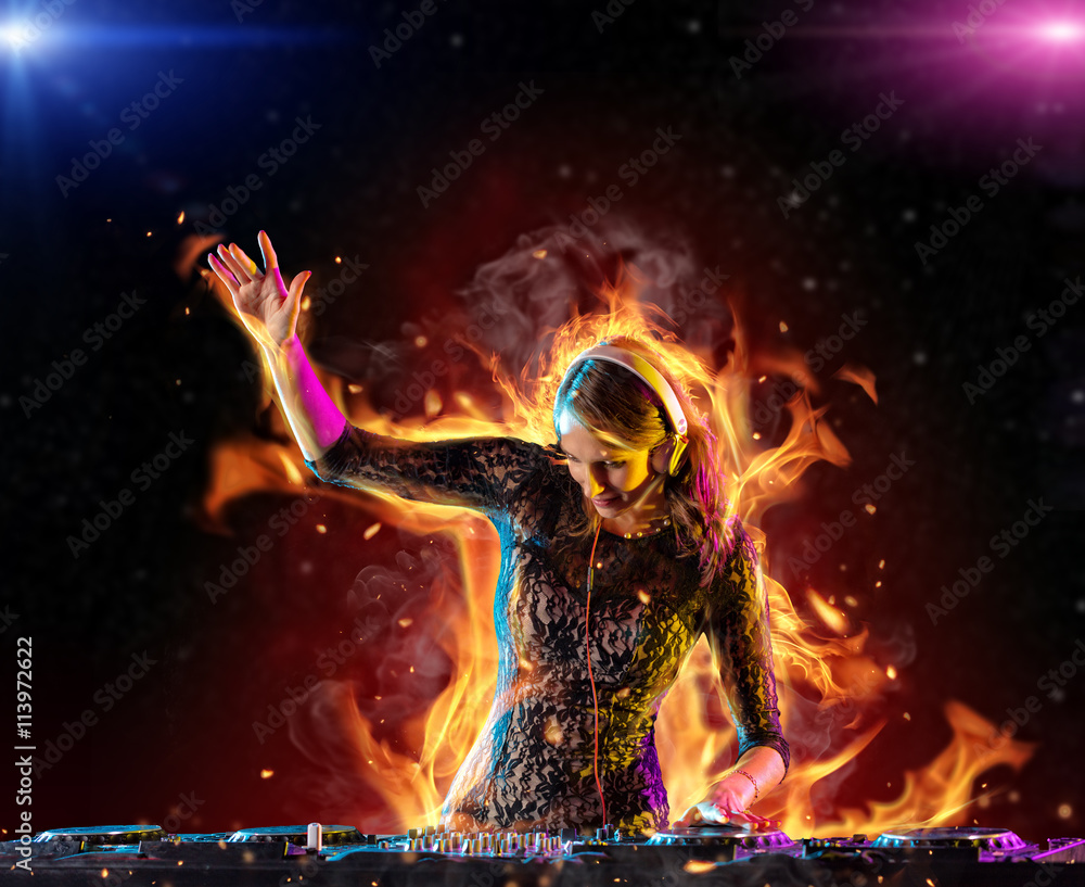 Fototapeta Dj dziewczyna miksująca muzykę elektroniczną w ogniu