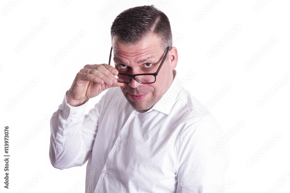 Mann zieht die Brille runter und schaut Dich an Mann zieht die Brille runter und schaut Dich an