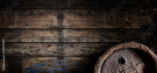 Billede på lærred Old oak beer barrel on an old wooden wall banner