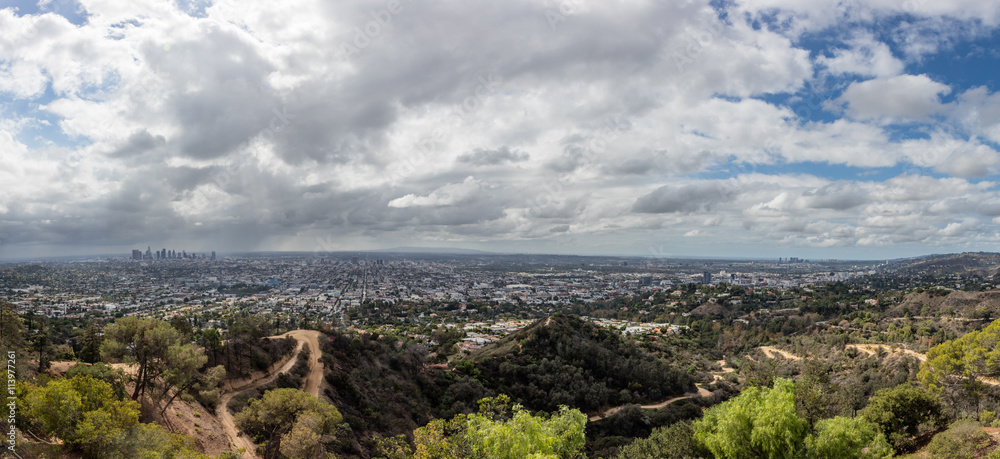 Fototapeta premium Los Angeles skyline in San Fernando Valley
