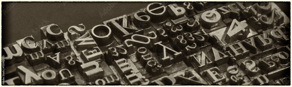 Fototapeta Metalowe typy typograficzne. Tło z wielu historycznych liter typograficznych w czerni i bieli z białym tłem.