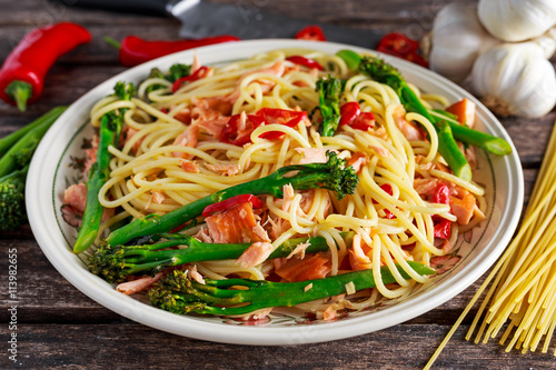 Pasta spaghetti with smoked salmon, chilli and broccoli.