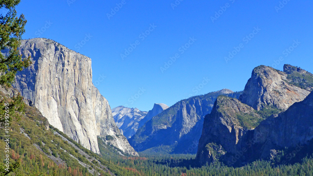 Im Yosemite-Nationalpark in Kalifornien/Der markante Felsen El Capitan im Yosemite-Nationalpark in Kalifornien, Granitfelsen, große Wälder und blauer Himmel 