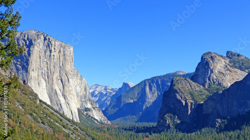 Im Yosemite-Nationalpark in Kalifornien/Der markante Felsen El Capitan im Yosemite-Nationalpark in Kalifornien, Granitfelsen, große Wälder und blauer Himmel 