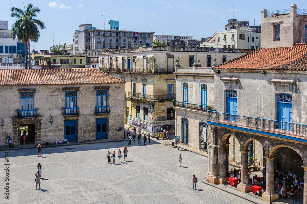 Fototapeta premium Cathedral Square in Habana Vieja, Cuba