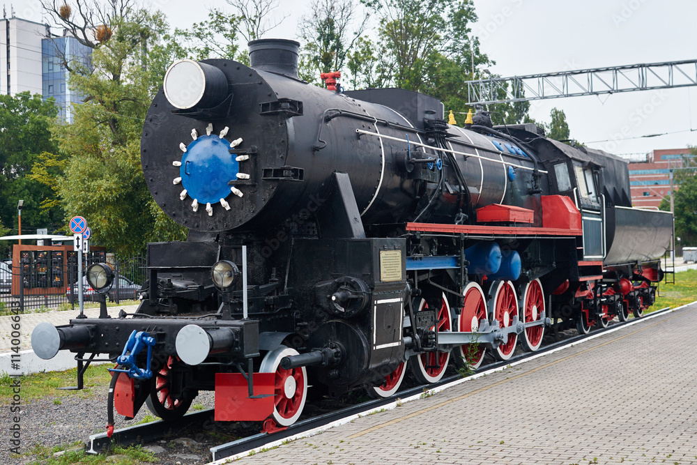 Obraz premium Памятник паровозу серии ТЭ-858 в Калининграде